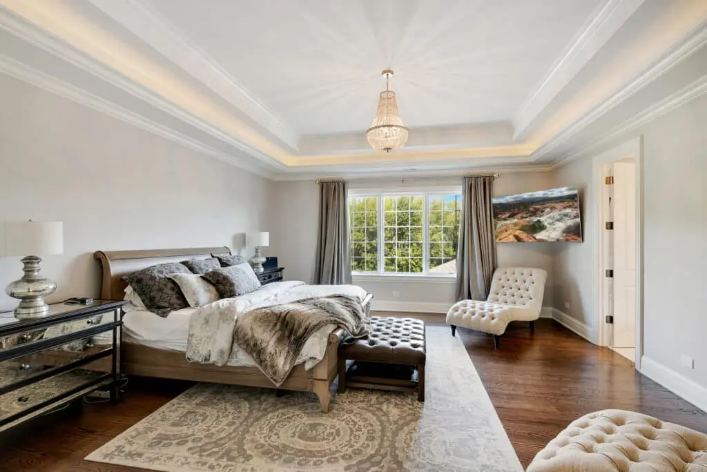 Tray ceiling in a bedroom